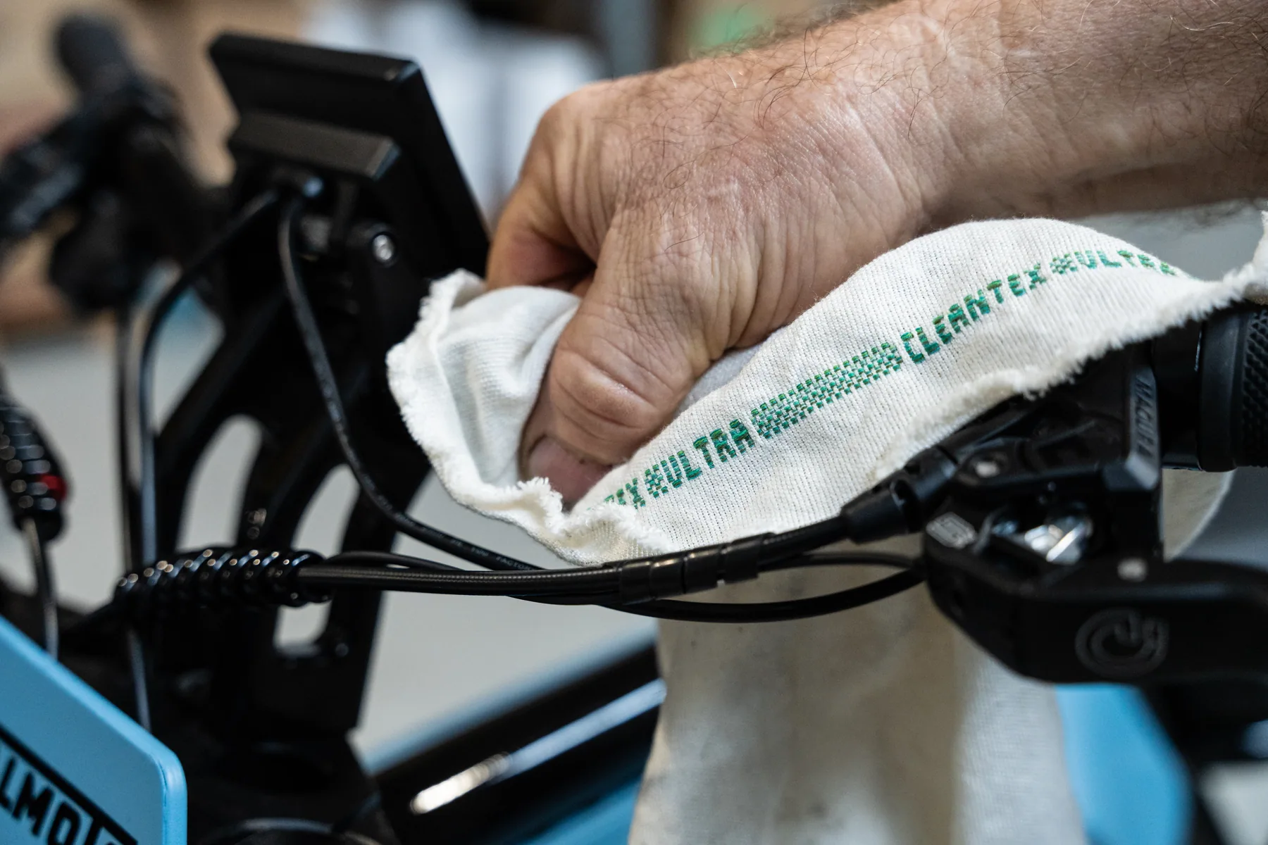 Pulizia di un macchinario con un panno tecnico Clean Tex
