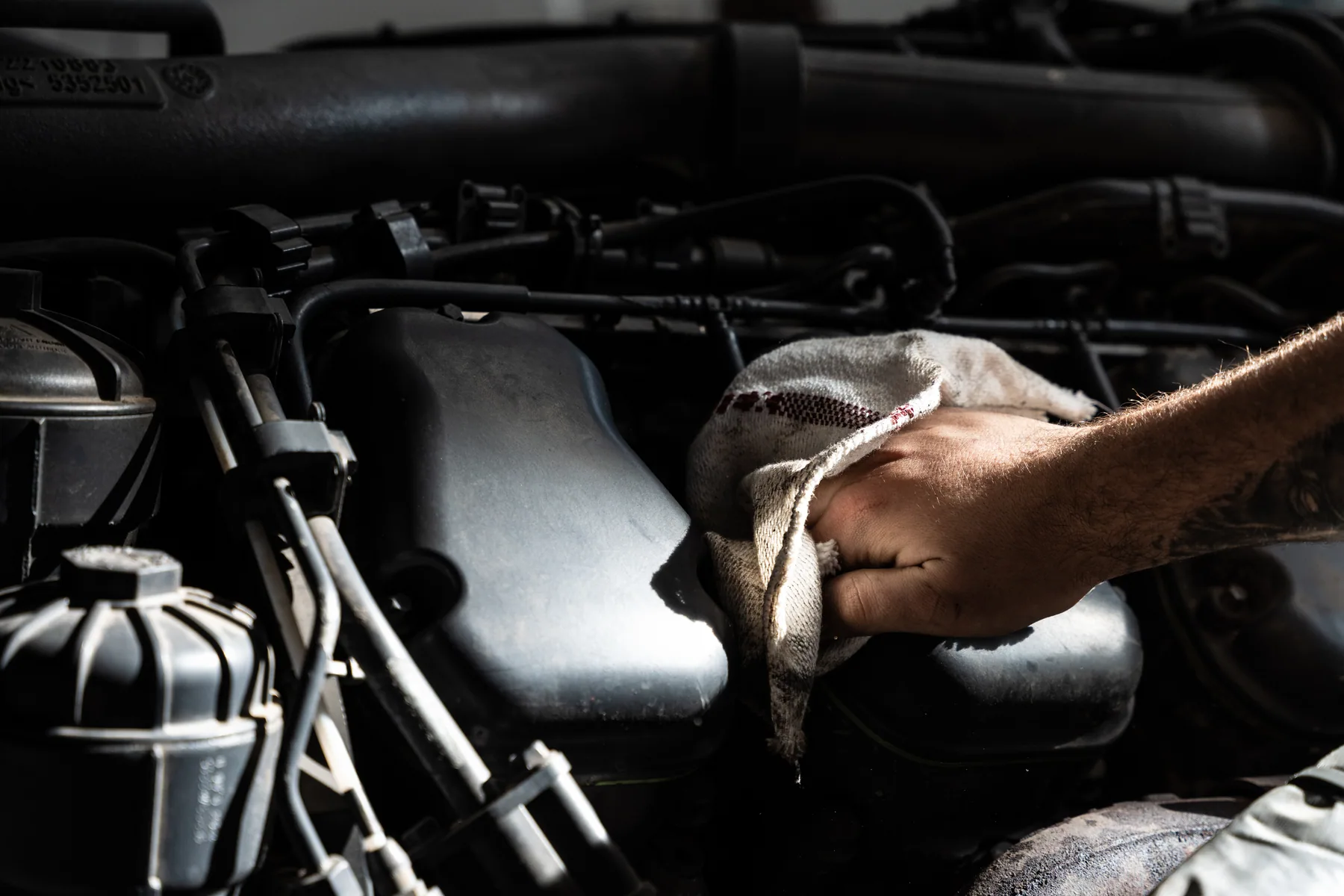 Pulizia di un motore con un panno tecnico Clean Tex