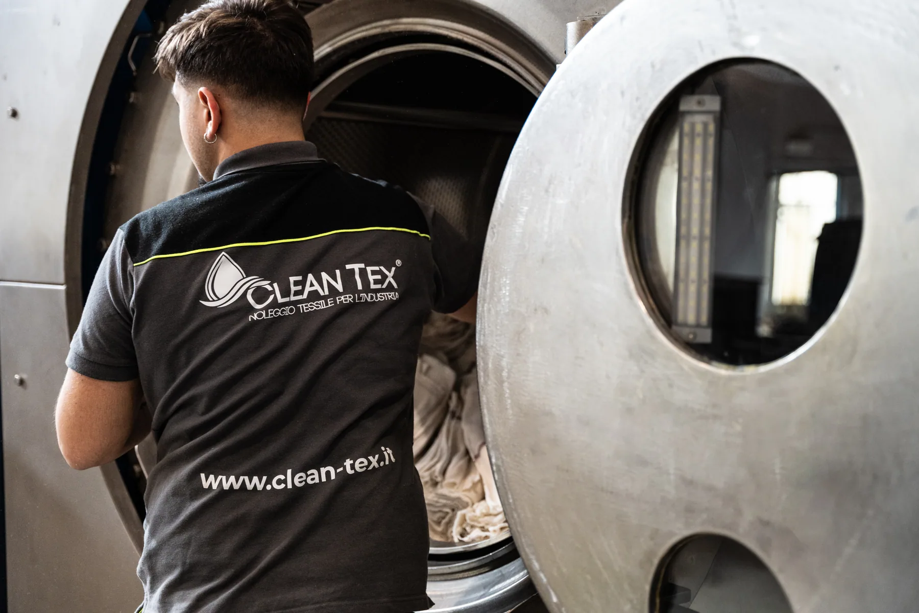 Addetto Clean Tex al lavaggio industriale