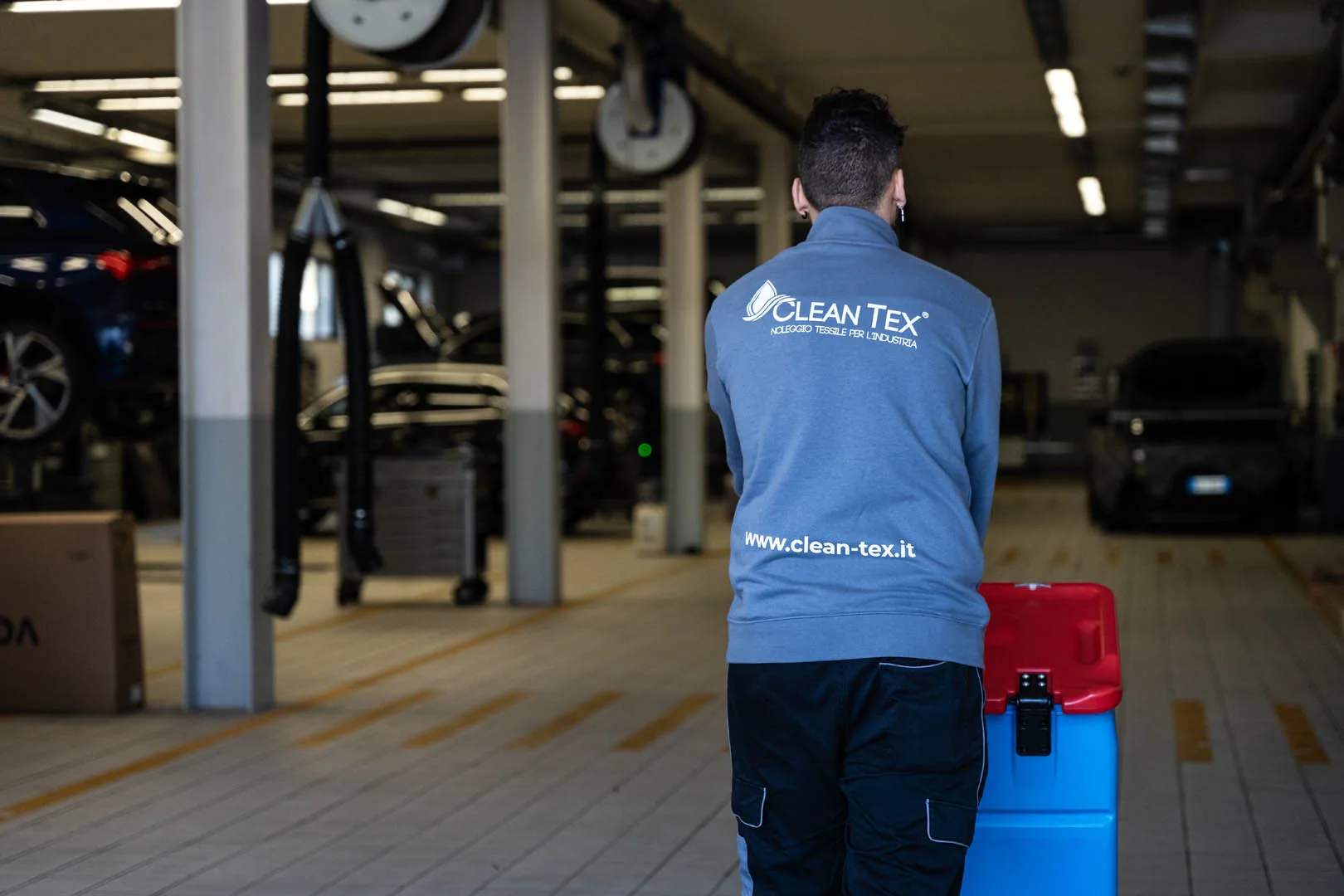 Operatore CleanTex in un'autofficina