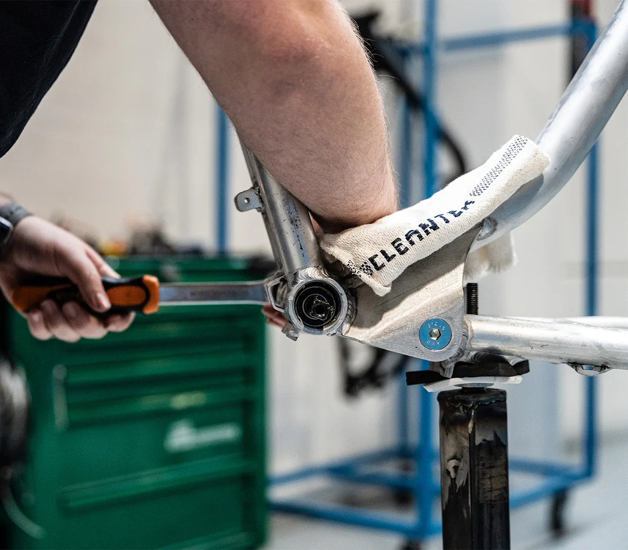 Operatore CleanTex in un'autofficina